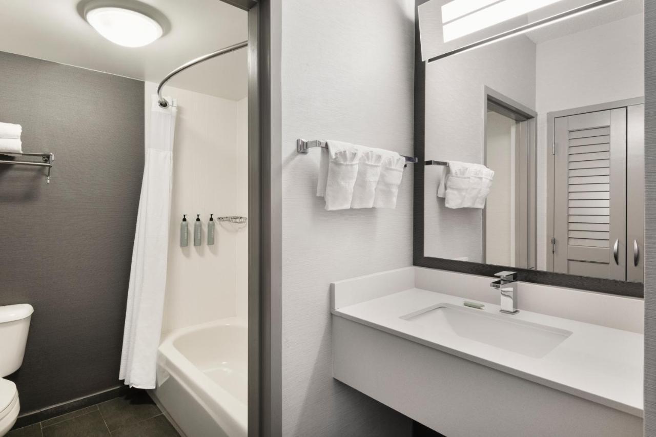 Courtyard By Marriott Burlington Exterior foto