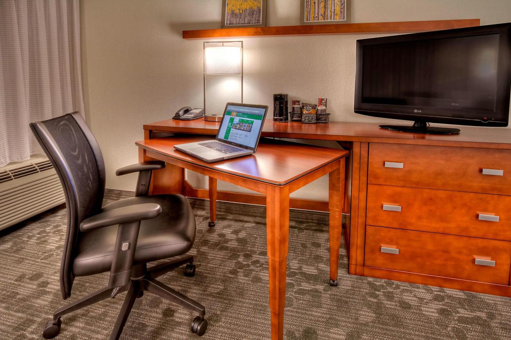 Courtyard By Marriott Burlington Exterior foto